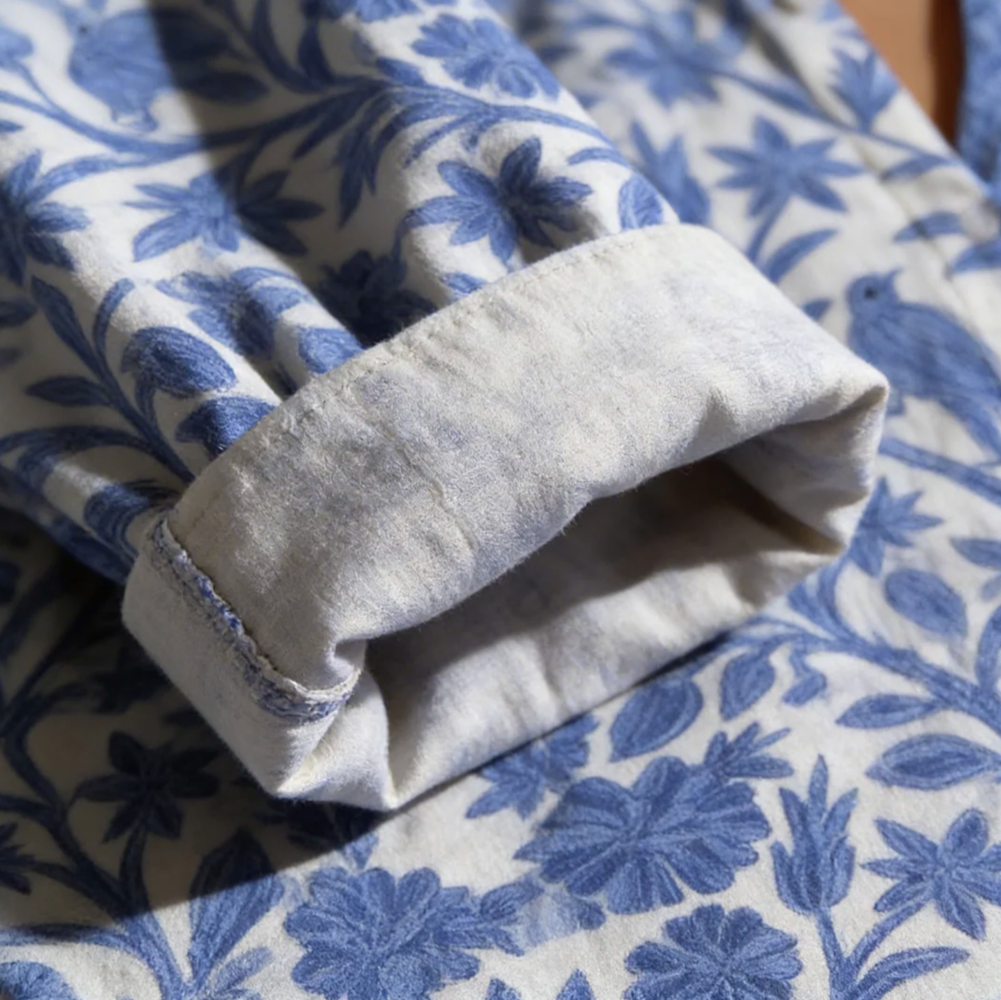 VeronaFlor™ | Camisa Botánica Azul con Pájaros